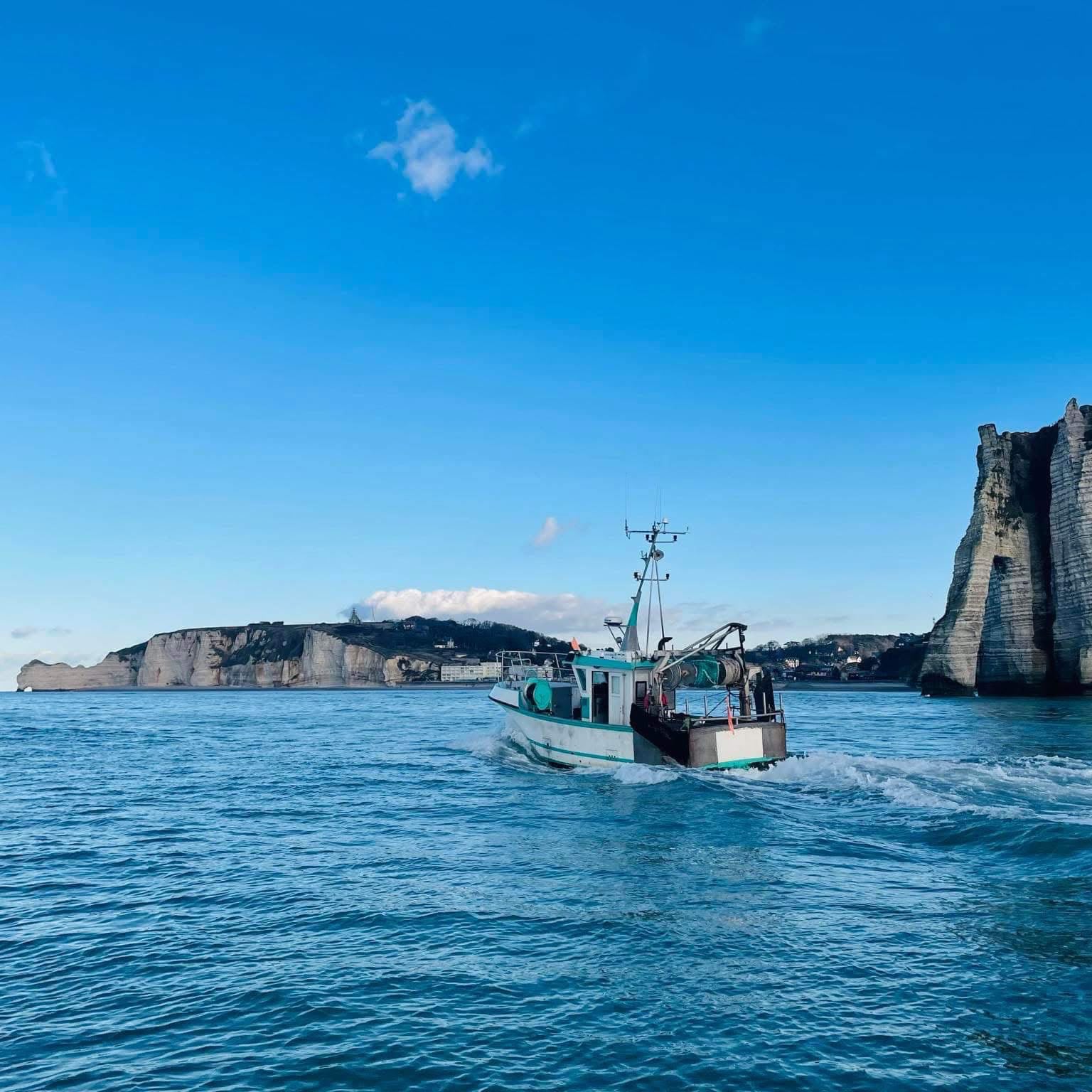 Le Maï-Pao rentrant devant les falaises d'Étretat